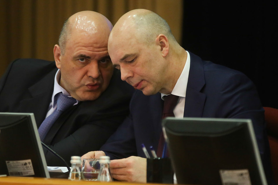 Министр финансов Антон Силуанов (справа) и руководитель ФНС Михаил Мишустин