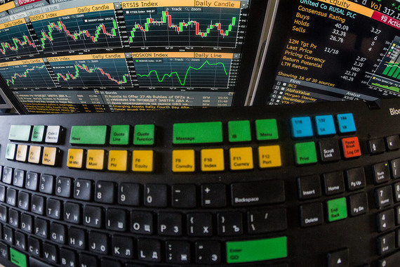 С начала августа индекс ММВБ вырос на 2,4%