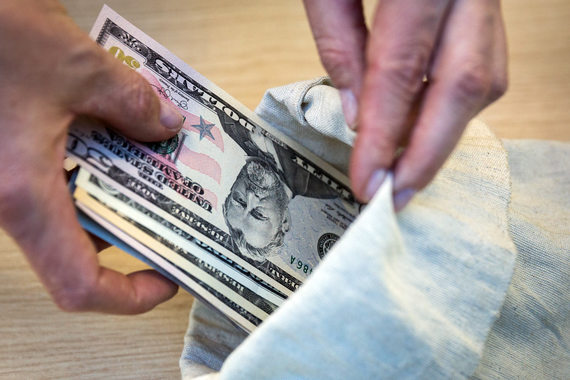 Эти люди единовременно получали по $10 000 и за это давали согласие на совместное владение брокерским счетом с Лэтеном или кем-то из его людей