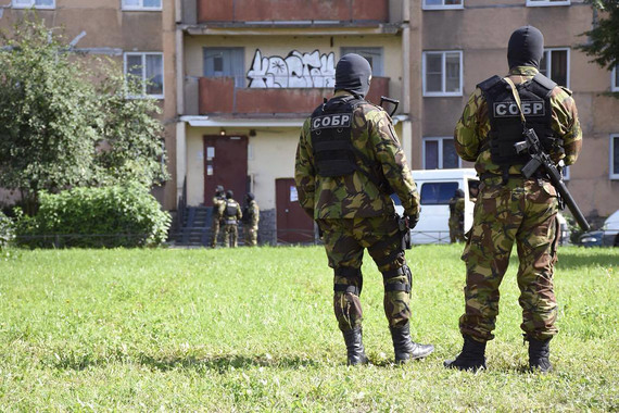 Спецназ у 16-этажного дома в Петербурге