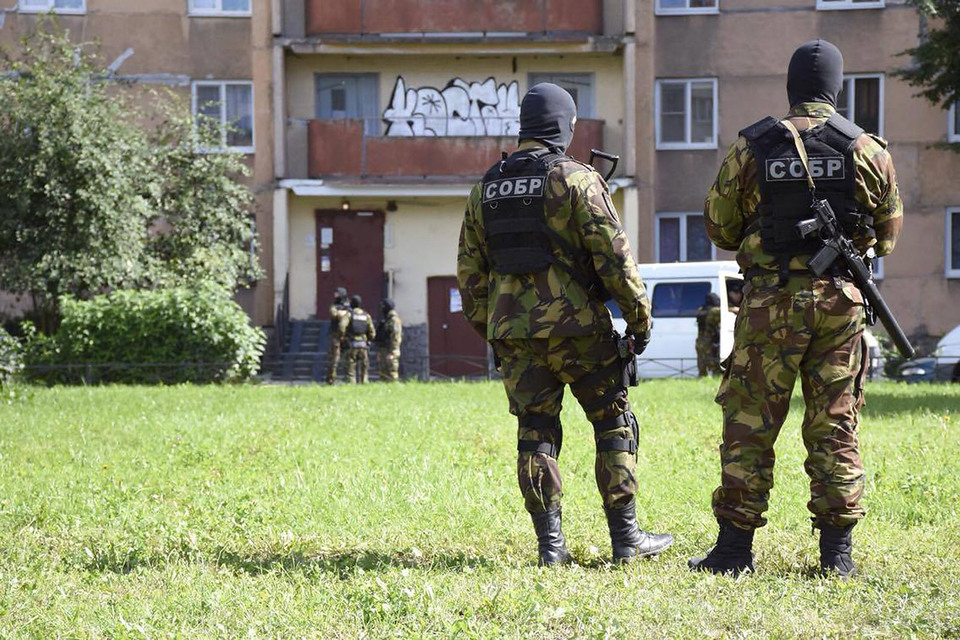 Спецназ у 16-этажного дома в Петербурге
