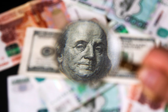 В долларовом выражении с начала года они увеличились на $100 млрд до $6,75 трлн