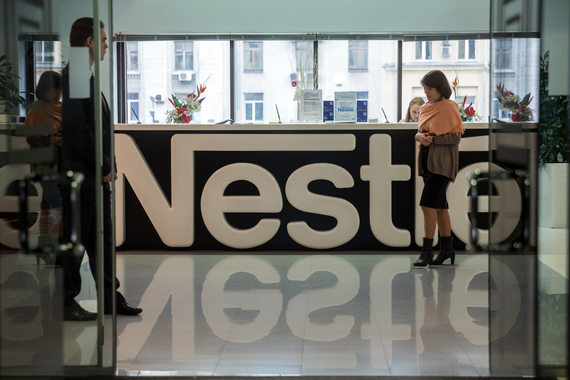 Рост продаж крупнейшего в мире производителя продуктов питания Nestle в первом полугодии замедлился до семилетнего минимума