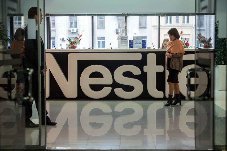 Рост продаж крупнейшего в мире производителя продуктов питания Nestle в первом полугодии замедлился до семилетнего минимума