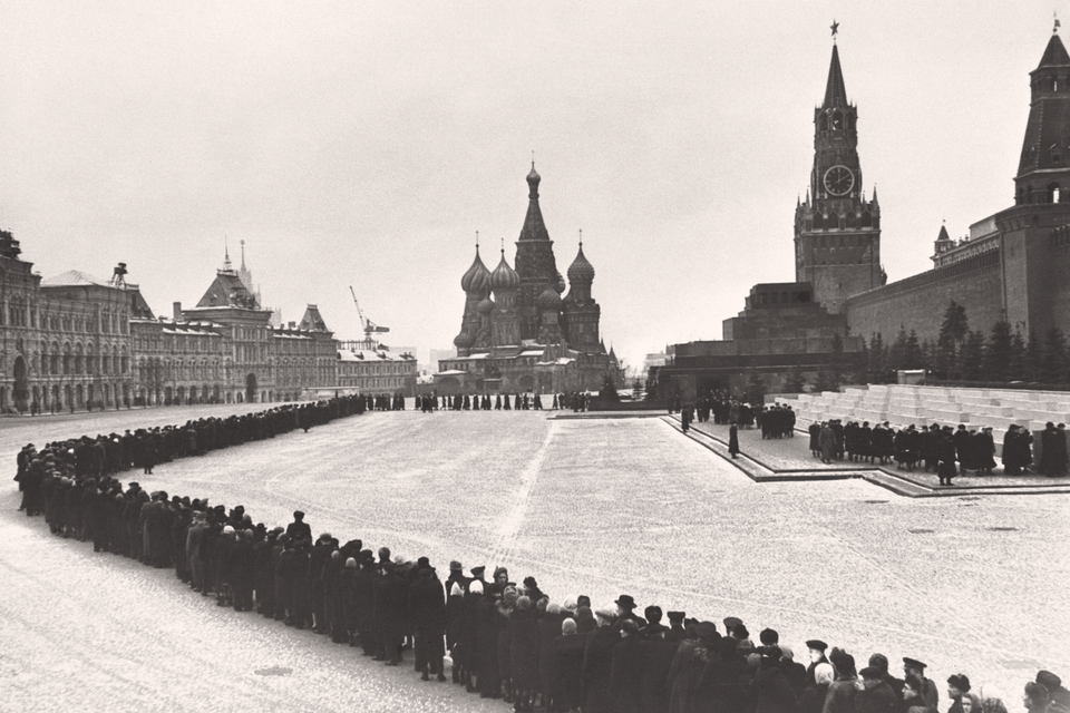В большевистском радикализме был и русский космизм. Без идеи Николая Федорова о возможности воскрешения умерших Мавзолей не украшал бы сегодня Красную площадь