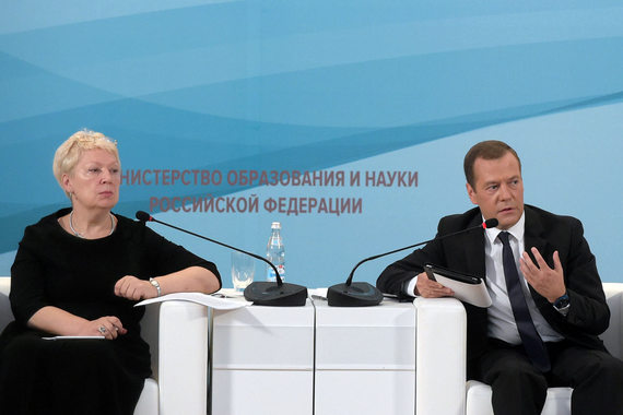 Ольге Васильевой (слева) предстоит воплощать новые идеи Дмитрия Медведева (справа)