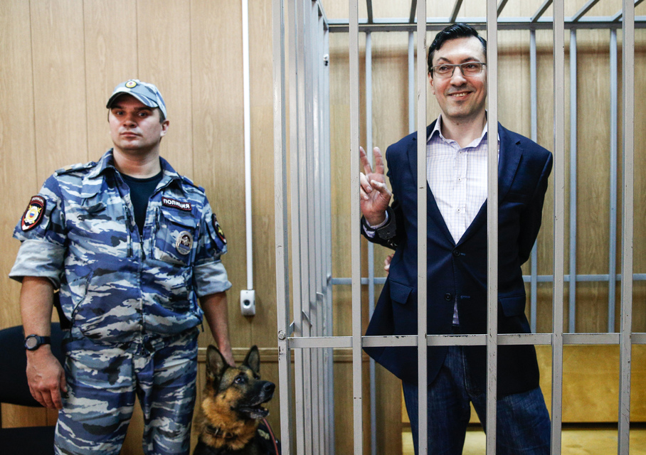 Мещанский суд Москвы приговорил в среду, 24 августа, бывшего лидера запрещенного в России Движения против нелегальной иммиграции и объединения «Русские» Александра Поткина (Белова) к семи с половиной годам колонии общего режима и штрафу в 600 000 руб.