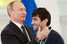 Президент Путин обнимает дзюдоиста Беслана Мудранова, завоевавшего золото в весовой категории до 60 кг. Спортсмен принес первую золотую медаль в копилку национальной сборной на прошедших соревнованиях. Мудранов награжден орденом Почета