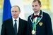 Владимир Путин фотографируется с пятиборцем Александром Лесуном. Золотой медалист награжден орденом Почета
