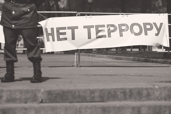 Когда единственная цель террористов – посеять страх, силовые службы должны незамедлительно штурмовать здания и делать все возможное, чтобы спасти заложников