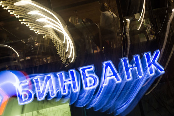 Около 65% активов Бинбанка, или 466 млрд руб., приходится на межбанковские кредиты, выданные сестринскому банку «Рост», находящемуся на санации