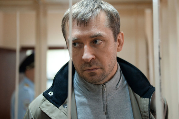 Захарченко обвиняется в получении взятки, злоупотреблении должностными полномочиями и в воспрепятствовании осуществлению правосудия