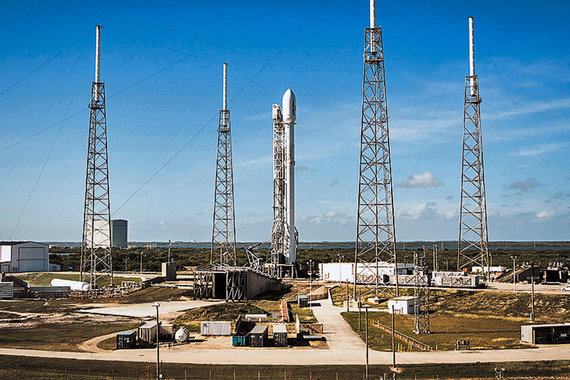 Ракета Falcon 9 должна была вывести на орбиту спутник связи, который планировал использовать Facebook