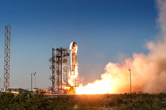 Пока у Blue Origin единственный успешный космический проект - скромная туристическая суборбитальная ракета New Shepard, поднимающаяся на высоту 100 км
