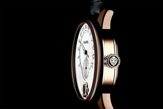 Чтобы создать первые мужские часы Monsieur de Chanel с мануфактурным механизмом, подразделение Chanel Horlogerie потратило пять лет, приобрело мажоритарную часть компании-инженера и часовщика Романа Готье и получило два патента на свои изобретения