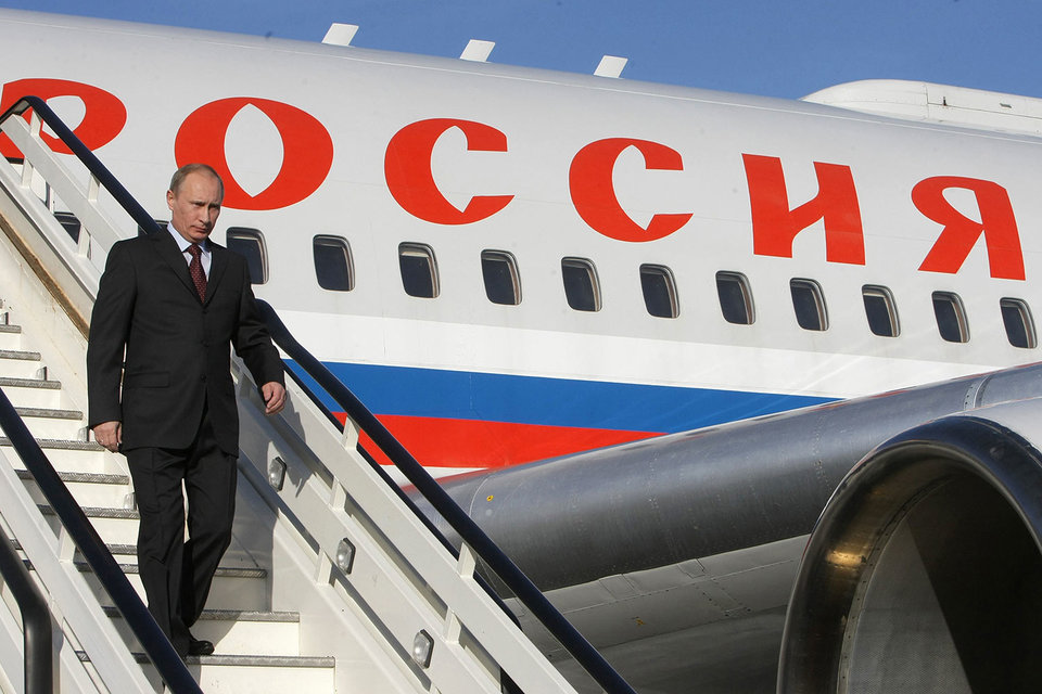 ФБГУ СЛО «Россия» принадлежит управлению делами президента и перевозит высших лиц государства