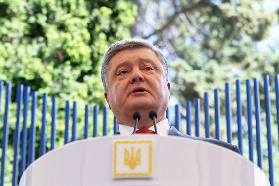 Порошенко сообщил о расширении санкционного списка российских компаний и физических лиц