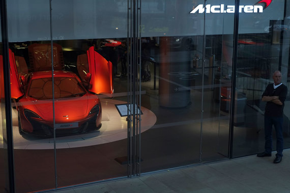 McLaren обладает огромным инженерным опытом - от разработок серийных автомобилей и бортовых компьютерных систем до технологий новейших материалов для изготовления шасси - карбона и алюминия