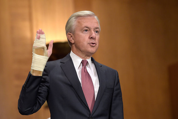 Сенаторы США требуют отставки гендиректора Wells Fargo Джона Стампфа
