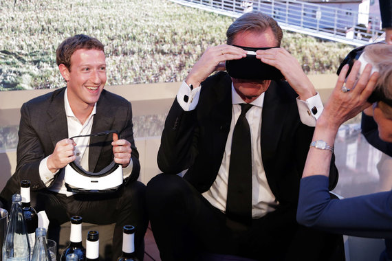 Основатель Facebook Марк Цукерберг (слева)