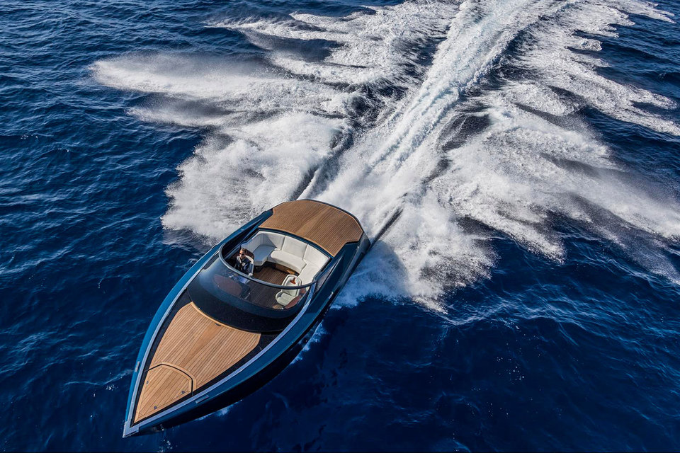 Aston Martin пытается позиционировать себя широким люксовым брендом