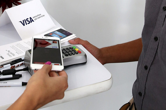 Чтобы заплатить с помощью Apple Pay, достаточно просто поднести смартфон к терминалу