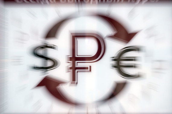Волна нефтяных цен всколыхнула рубль