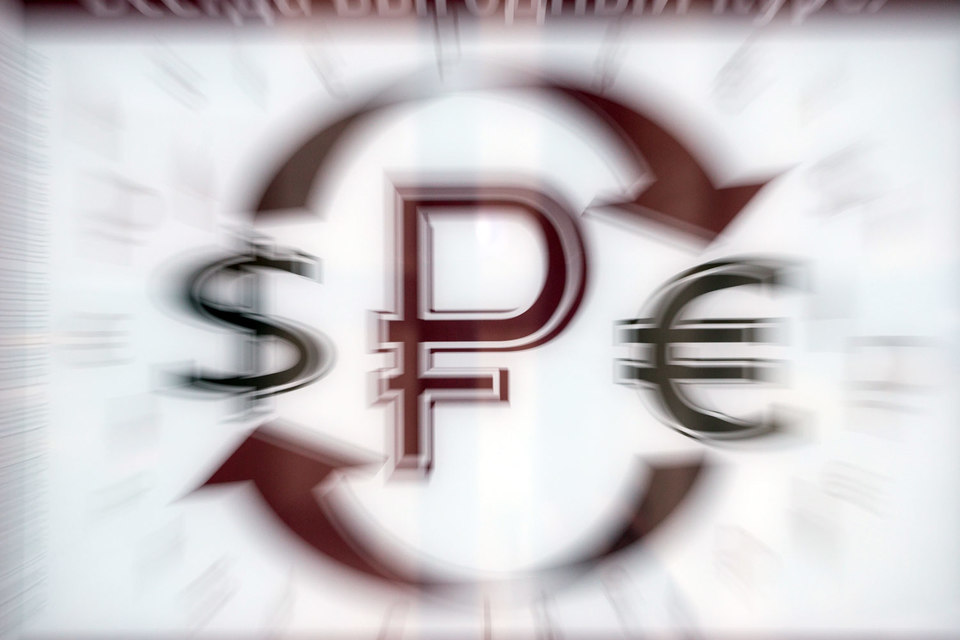 Волна нефтяных цен всколыхнула рубль