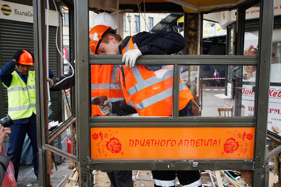 Демонтаж проводят сотрудники Центра повышения эффективности использования государственного имущества
