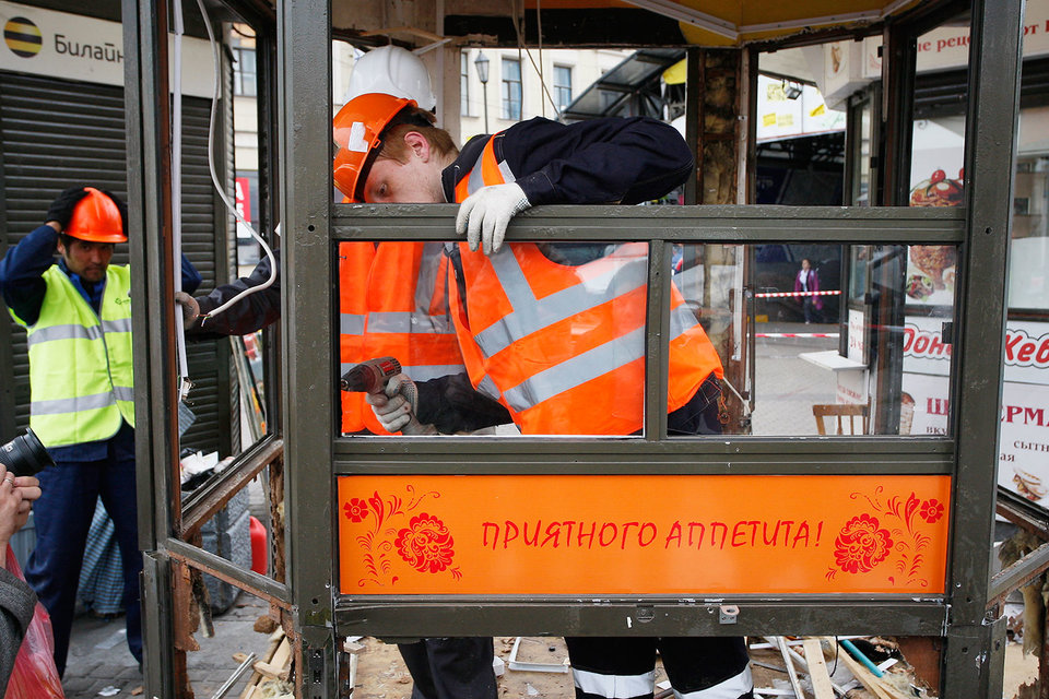Демонтаж проводят сотрудники Центра повышения эффективности использования государственного имущества