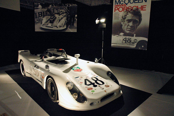 Белый Porsche 908 /2 Spyder актера и гонщика Стива Маккуина использовался как автомобиль оператора в фильме «Ле Ман». Картина снималась прямо во время гонок на выносливость «24 часа Ле-Мана» в 1970 г., а сам актер участвовал в заезде на голубом Gulf-Porsche 917K. Spyder с тремя камерами на борту преодолел 282 круга и приехал к финишу девятым. Правда, его результат не был учтен из-за недобора расстояния - операторы были вынуждены делать остановки, чтобы зарядить кинопленку, пишет издание Motortrend