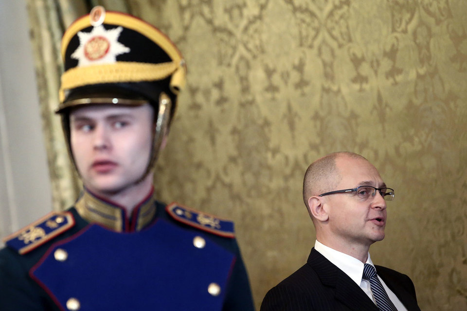 Сергею Кириенко (без фуражки) придется показать в Кремле свой высокий аппаратный класс