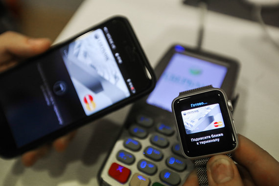 Банки платят системе Apple Pay комиссии за каждую транзакцию, хотя основной ее конкурент, Samsung Pay, денег не берет