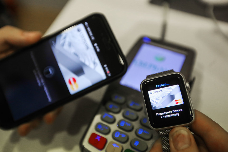 Банки платят системе Apple Pay комиссии за каждую транзакцию, хотя основной ее конкурент, Samsung Pay, денег не берет