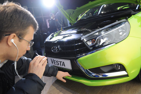Продажи Lada в России растут третий месяц подряд, несмотря на общее падение рынка. Помогают новинки и господдержка