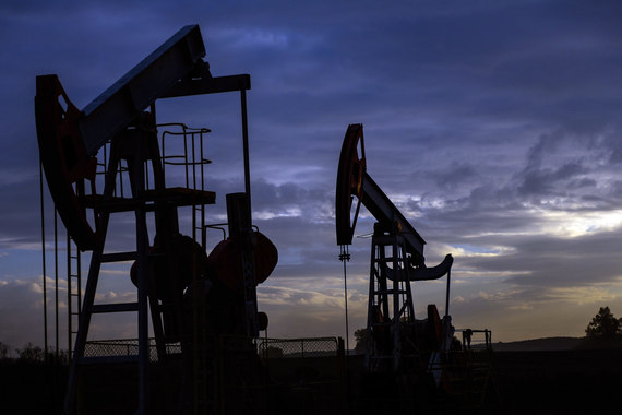 Реализовать планы по сокращению нефтедобычи странам ОПЕК и России будет сложно, считает МЭА