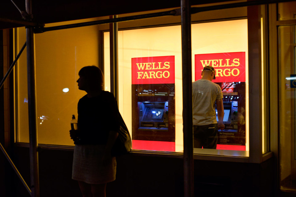 В сентябре Wells Fargo открыл на 25% меньше розничных счетов и получил на 20% меньше заявок на кредитки, чем годом ранее