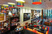 Тема оформления лобби в нью-йоркском CitizenM New York Times Square - современная гостиная. В холле выставлены живопись и фотоработы Энди Уорхола и Дэвида Лашапеля, а зарегистрироваться можно через планшет