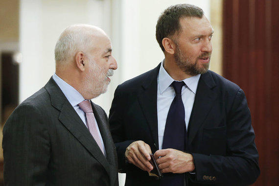 Виктор Вексельберг (слева) готов заплатить премию, чтобы усилить влияние в UC Rusal (справа – основной владелец и президент компании Олег Дерипаска)