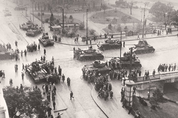 60 лет назад начался повторный ввод советских войск в Венгрию для подавления восстания. На фото: танки на улицах Будапешта