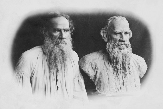 Л. Н. Толстой рядом со своим скульптурным изображением работы И. Е. Репина. 1891 г. Ясная Поляна. Фотография Е. С. Томашевича Собрание Государственного музея Л. Н. Толстого