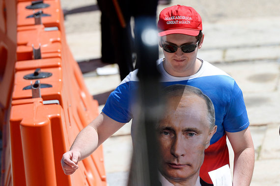 Киев получил тревожный звонок летом, когда Трамп намекнул, что может признать претензии России на Крым