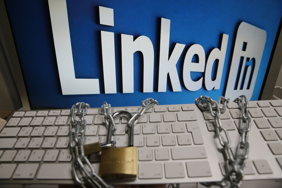 LinkedIn станет первым зарубежным сервисом, заблокированным в России за нарушение закона о персональных данных. Будет ли заблокировано мобильное приложение, пока не ясно