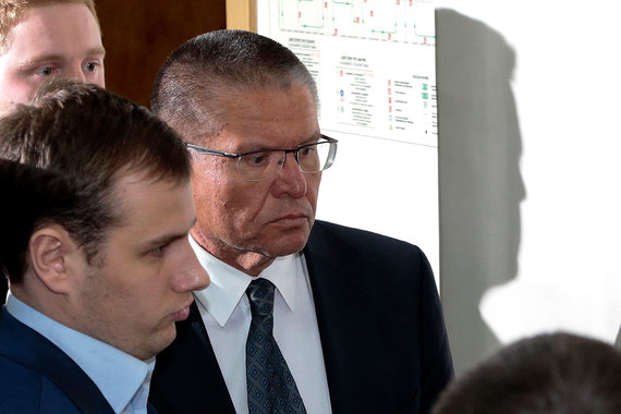 Улюкаева без наручников завели в зал суда около 16.35 мск
