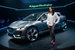 I-Pace – бескомпромиссный автомобиль, сочетающий черты спорткара и пятиместного SUV, сказала компания. При разработке дорожного электромобиля инженеры Jaguar используют опыт гонок электромобилей Formula E. (На фото: актриса Мишель Родригез позирует на премьере концепта)
