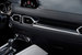 Интерьер нового CX-5 существенно улучшился по функциональности и качеству материалов, демонстрируя миграцию бренда от небольших недорогих автомобилей вроде Mazda 3 к более крупным моделям премиального уровня, отмечает Automotive News.