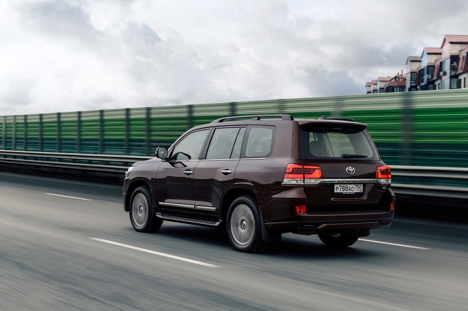 Стильный Land Cruiser 200 Executive в профиль