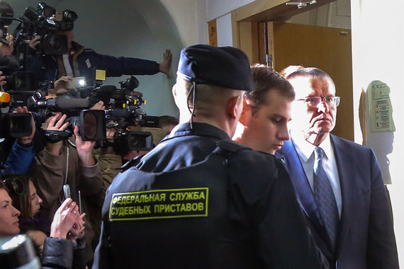 Суд оставил Алексея Улюкаева под домашним арестом на два месяца