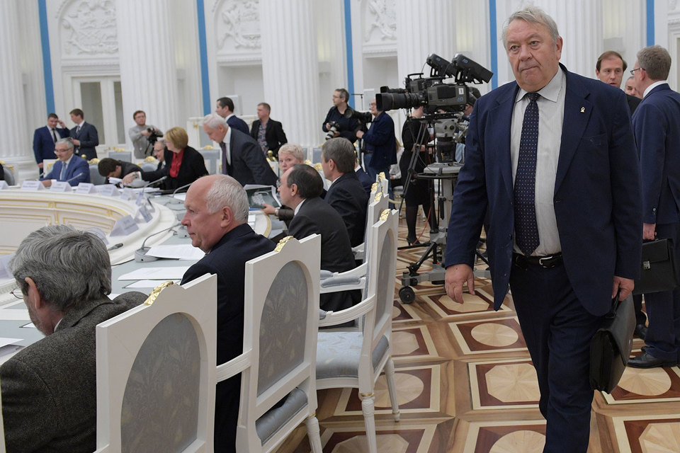 Владимир Фортов (справа) считает избранных в РАН чиновников настоящими учеными