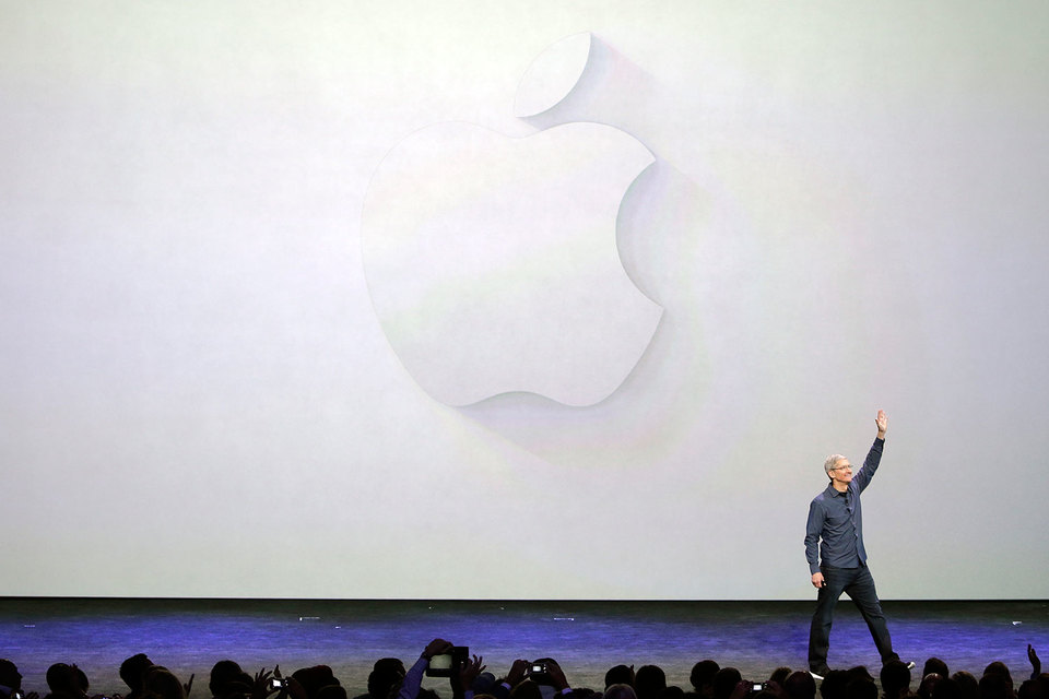 Дональд Трамп просил Тима Кука перенести производство устройств Apple в США